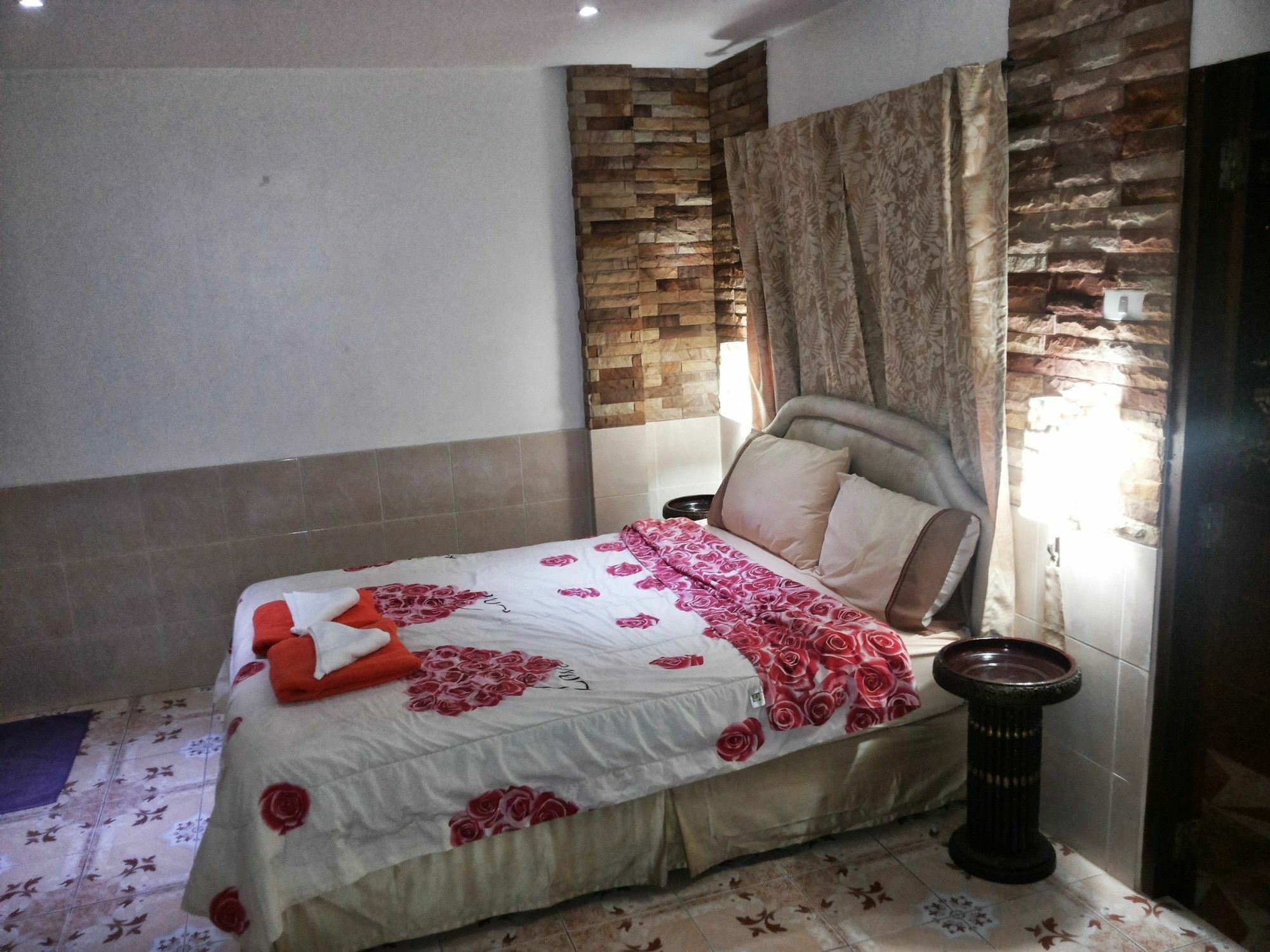 Jasmin Guest House Pattaya Exterior photo